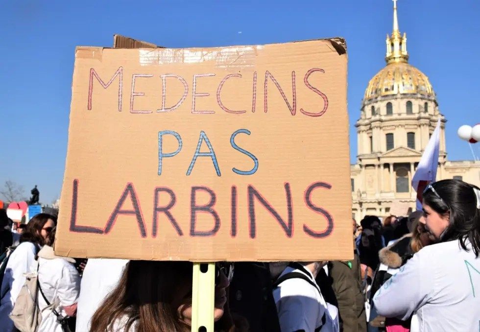 Malaise des médecins, hôpital militarisé et 80 ans de la&nbsp;Sécu